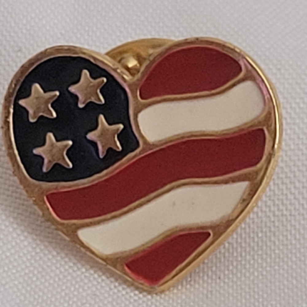 2001 American Flag Heart Pin Vintage Patriotic USA Gold Tone Enamel Lapel